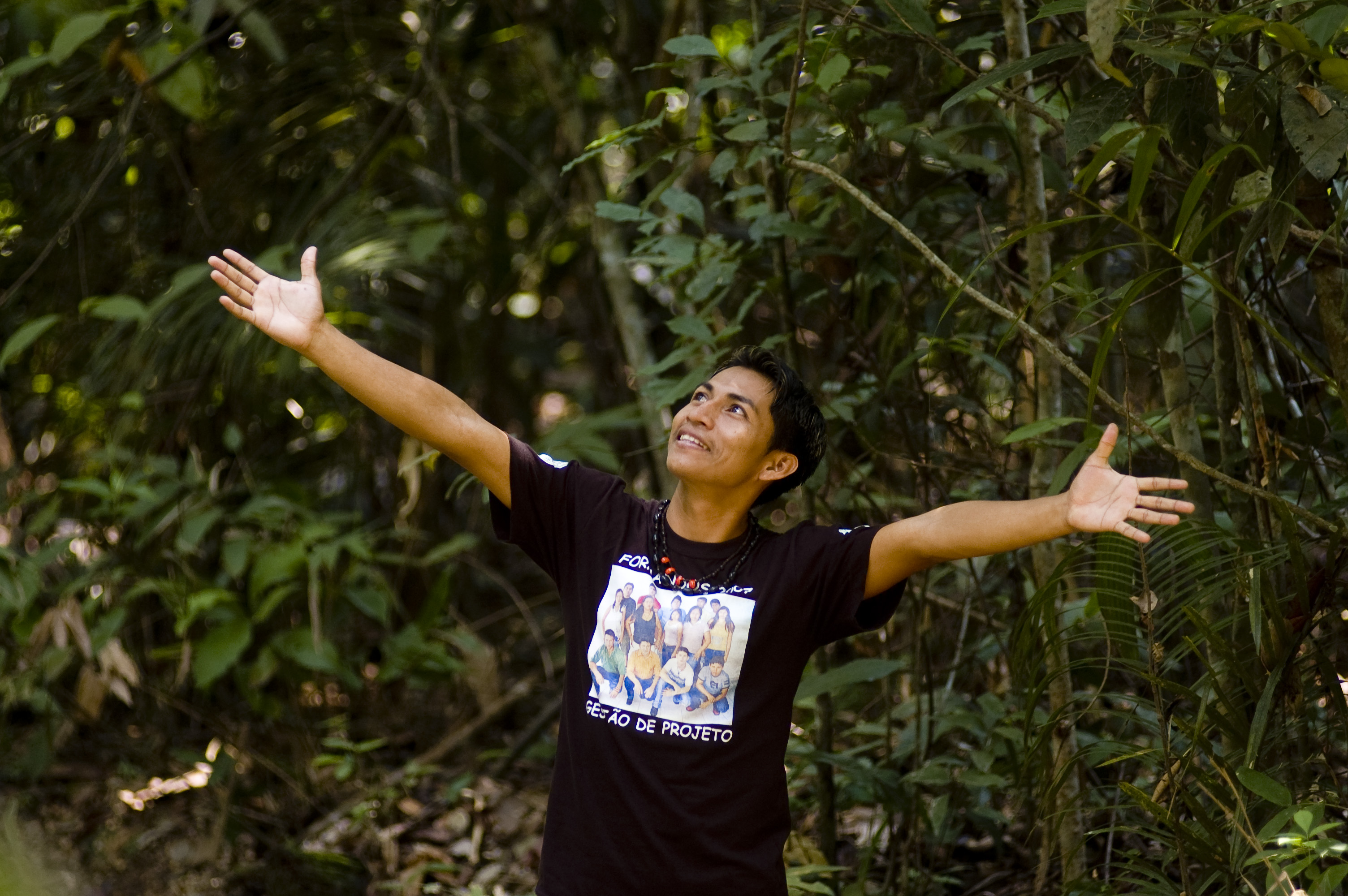 
Deniziu Ara jo Ticuna, do povo indígena Tikuna e graduado do Centro de Formação Indígena da Amazônia no Mind Park, INPA, Manaus, Amazonas.